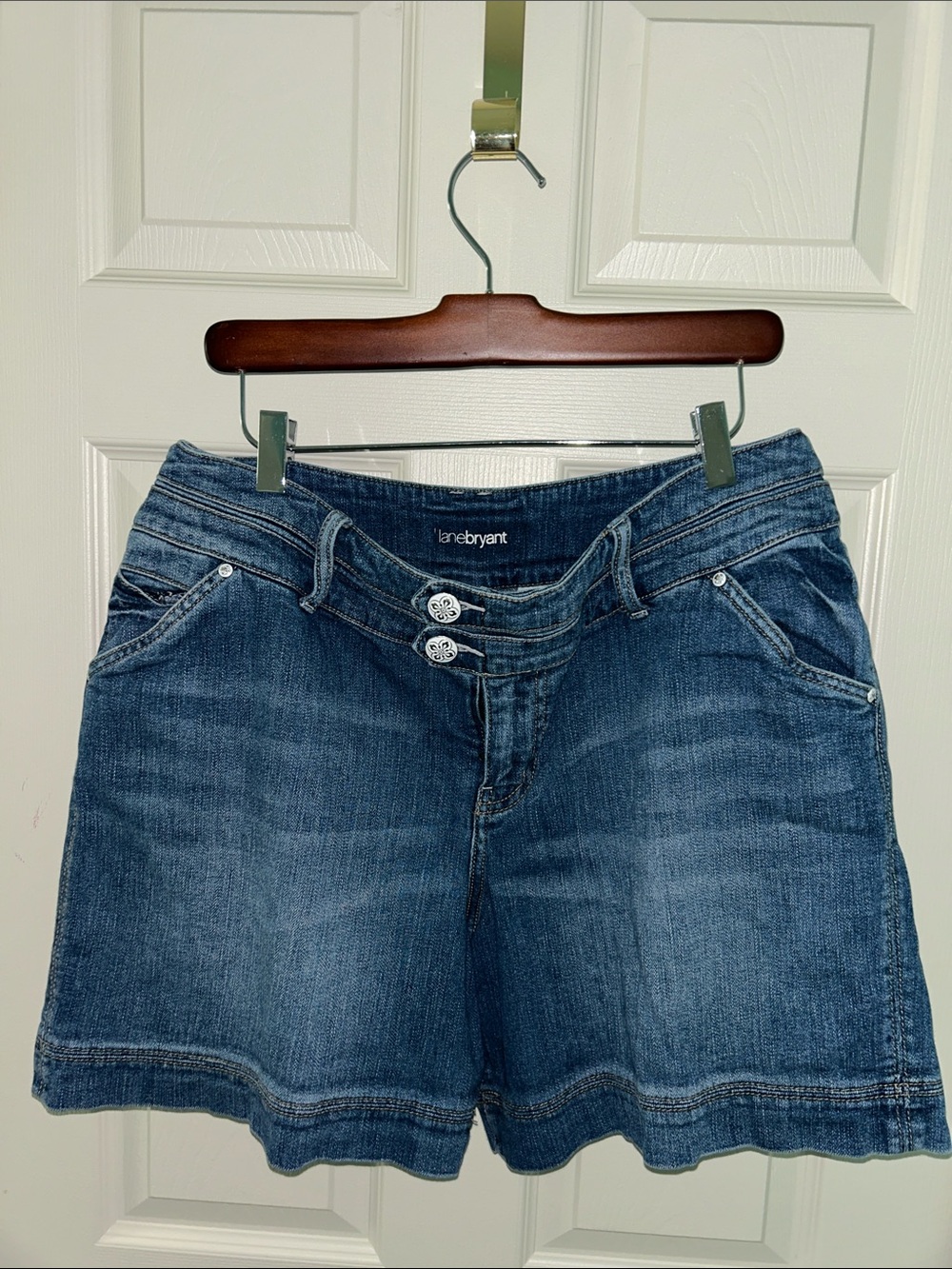 Lane Bryant Washed Blue Double-Button Denim Shorts Sz 16